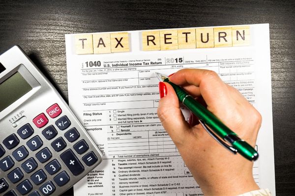 Individual calculating income for tax returns